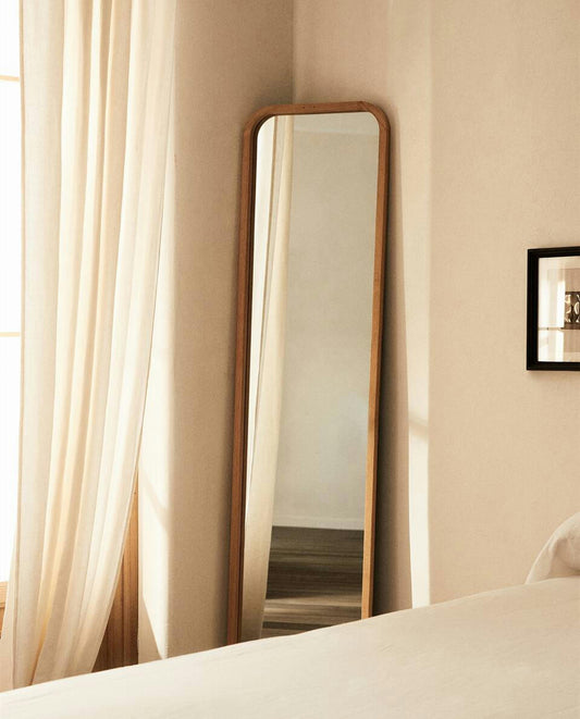 ROUND VERTICAL MIRROR WITH FRAME